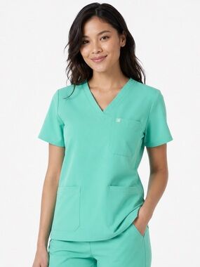 Garde-Malade Chloe Scrub Top Medium Fiji Green Classic 3 Pocket Stretch V-Neck